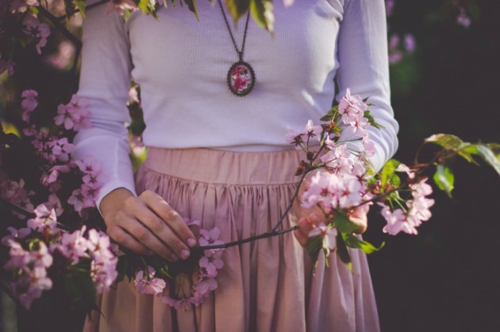 Devushka v rozovom tsvetyi Girl in pink flowers 700x466 Девушка в розовом, цветы   Girl in pink, flowers