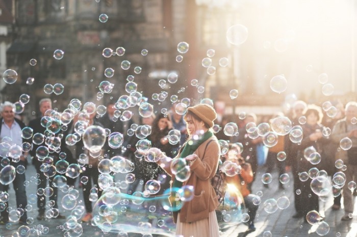 Myilnyie puzyiri devushka Soap bubbles girl 700x466 Мыльные пузыри, девушка   Soap bubbles, girl