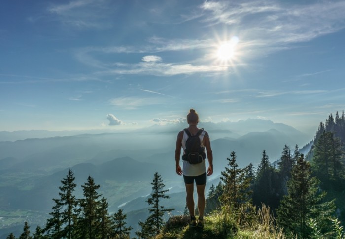  человек в горах   man in the mountains