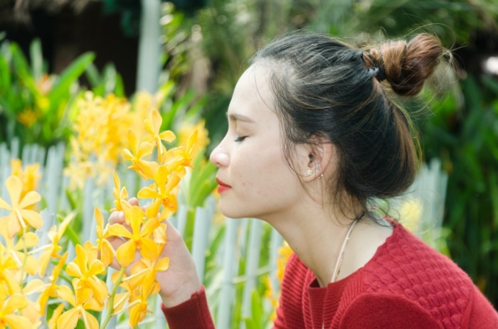 Devushka i tsvetyi Girl and flowers 700x463 Девушка и цветы   Girl and flowers