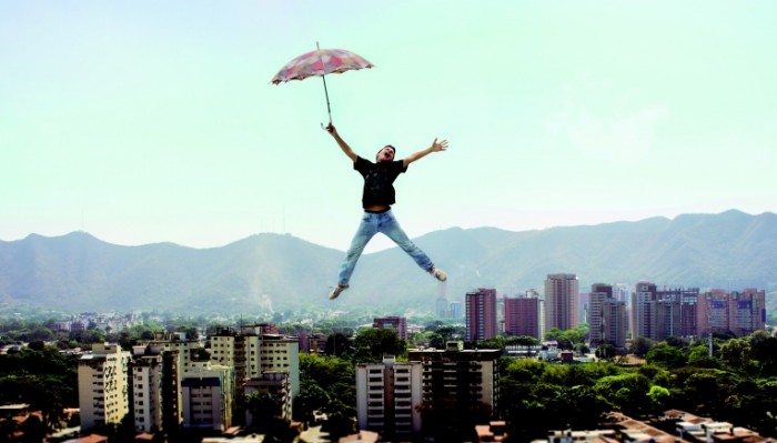 Doma chelovek s zontom A man with umbrella 700x399 Дома, человек с зонтом   A man with umbrella