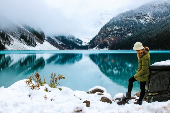 Ozer goryi devushka Lake mountains girl 700x466 Озеро, горы, девушка   Lake, mountains, girl