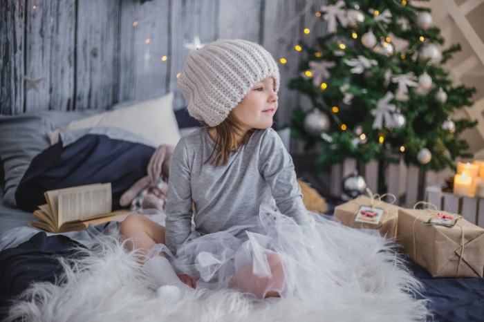 girl 2931287 700x466 Девочка в шапке, зима, елка   Girl in hat, winter, fur tree