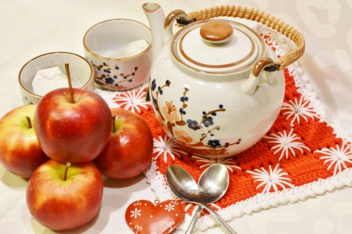 CHay yabloki Tea apples 700x466 Чай, яблоки   Tea, apples