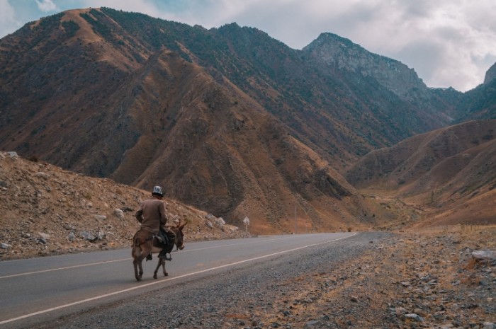 Goryi chelovek doroga Mountains people road 700x465 Горы, человек, дорога   Mountains, people, road