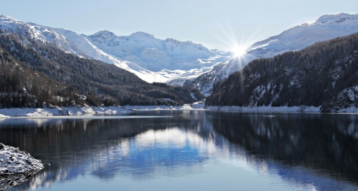 Ozero goryi les Lake mountains forest 700x373 Озеро, горы, лес   Lake, mountains, forest