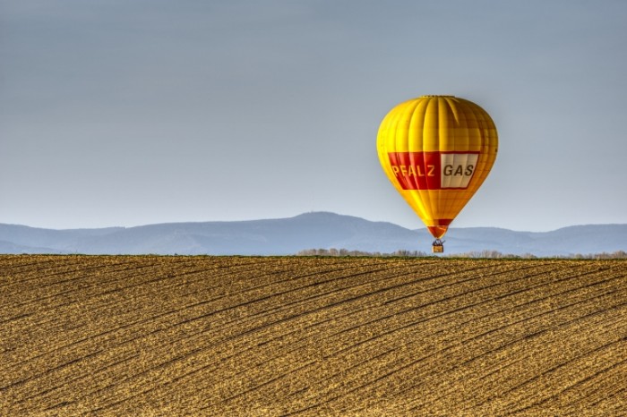 Vozdushnyiy shar pole Balloon field 700x466 Воздушный шар, поле   Balloon, field