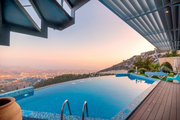  Бассейн в горах   Swimming pool in the mountains