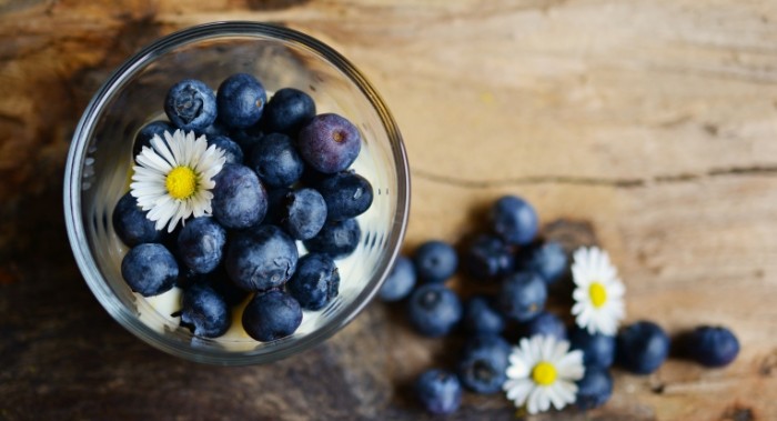 CHernika s molokom Bilberry with milk 6000  3260 700x379 Черника с молоком   Bilberry with milk