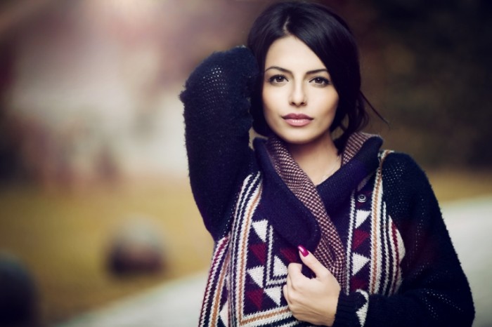 ZHenshhina v svitere Woman in a sweater 5760  3840 700x466 Женщина в свитере   Woman in a sweater