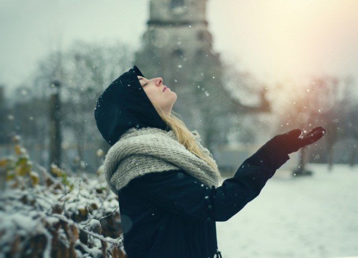 Devushka sneg zima Girl snow winter 5422  3915 700x505 Девушка, снег, зима   Girl, snow, winter