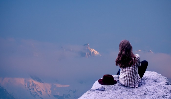 Devushka vershina goryi Girl the top of the mountain 4568  2655 700x406 Девушка, вершина горы   Girl, the top of the mountain