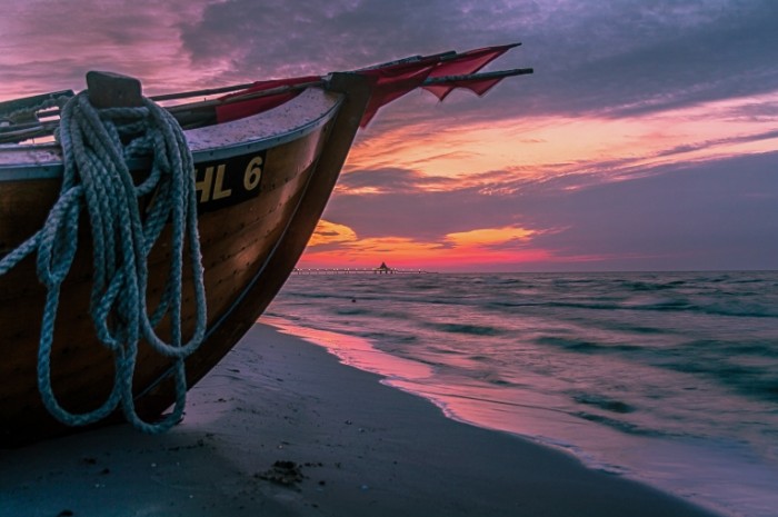  Лодка на берегу   Boat on the shore