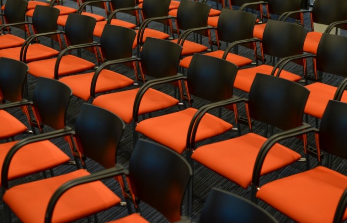  Зал, ряды стульев   Hall, rows of chairs