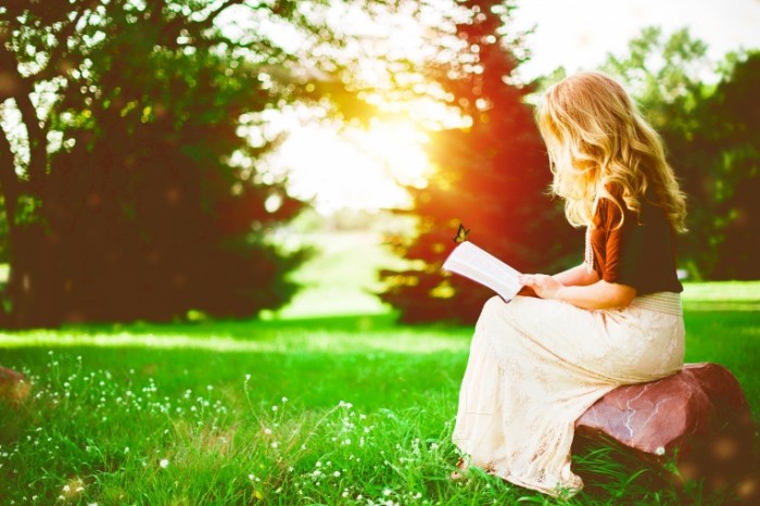 Devushka kniga chitaet na prirode Girl book reading in nature 6016  4016 700x466 Девушка, книга, читает на природе   Girl, book, reading in nature