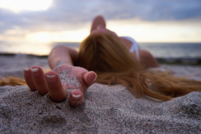 Devushka plyazh pesok zakat Girl beach sand sunset 6000  4000 700x466 Девушка, пляж, песок, закат   Girl, beach, sand, sunset