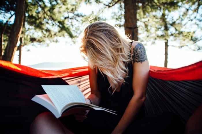 Devushka s knigoy na prirode Girl with a book in the nature 7360  4912 700x466 Девушка с книгой на природе   Girl with a book in the nature