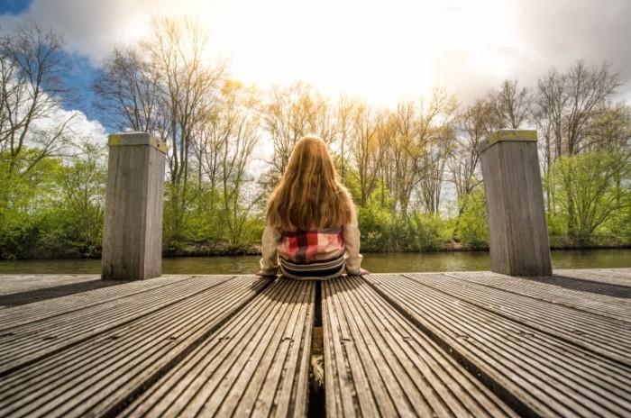 Devushka u reki pirs The girl at the river pier 5854  3889 700x464 Девушка у реки, пирс   The girl at the river, pier