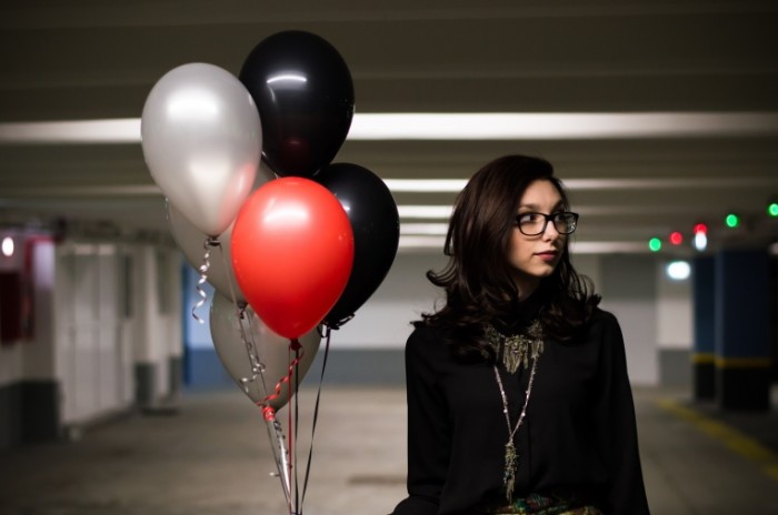 Devushka vozdushnyie sharyi parkovka Girl balloons parking 5515  3667 700x464 Девушка, воздушные шары, парковка   Girl, balloons, parking