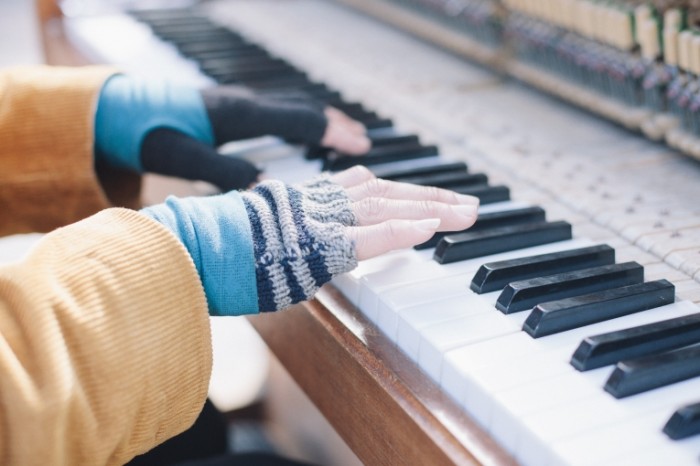 Klaviatura igraet na royale pianino Keyboard playing the piano piano 5430  3620 700x466 Клавиатура, играет на рояле, пианино   Keyboard, playing the piano, piano