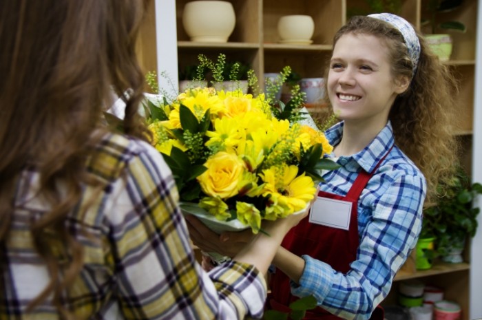 Magazin zheltyie tsvetyi Shop yellow flowers 5120  3413 700x465 Магазин, желтые цветы   Shop, yellow flowers