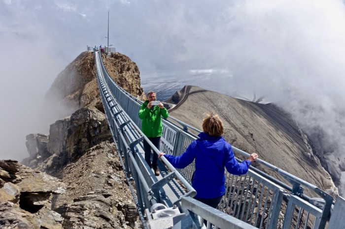 Most vershina goryi turizm Bridge mountain top tourism 5472  3648 700x466 Мост, вершина горы, туризм   Bridge, mountain top, tourism