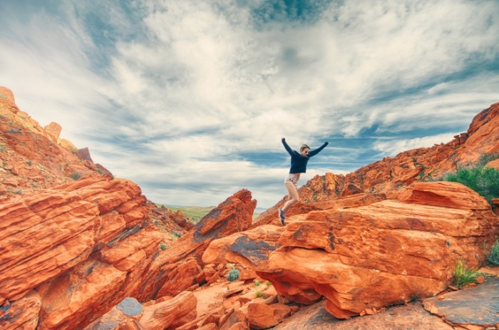 Skalyi devushka pryizhok Rocks girl jump 7316  4847 700x463 Скалы, девушка, прыжок   Rocks, girl, jump