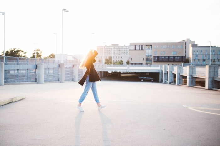 Vecher zakat devushka gorod Evening sunset girl city 5182  3455 700x466 Вечер, закат, девушка, город   Evening, sunset, girl, city