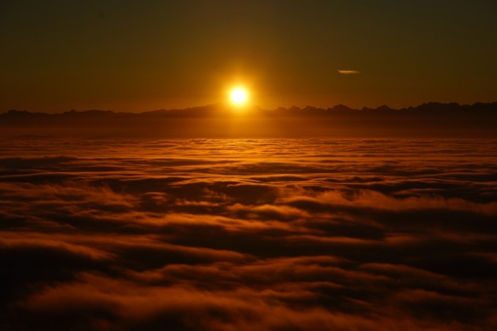 Zakat nad oblakami Sunset over the clouds 7952  5304 700x466 Закат над облаками   Sunset over the clouds