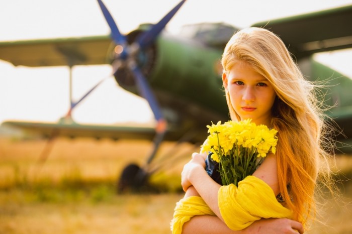 Devushka s buketom tsvetov samolet Girl with bouquet of flowers airplane 5184  3456 700x466 Девушка с букетом цветов, самолет   Girl with bouquet of flowers, airplane