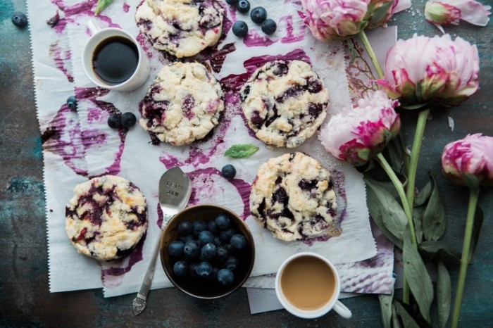 Kofe pirozhnyie s chernikoy Coffee cakes with blueberries 5760  3840 700x466 Кофе, пирожные с черникой   Coffee, cakes with blueberries