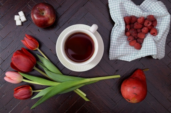 Kofe tyulpanyi fruktyi Coffee tulips fruit 5808  3856 700x463 Кофе, тюльпаны, фрукты   Coffee, tulips, fruit 5808×3856