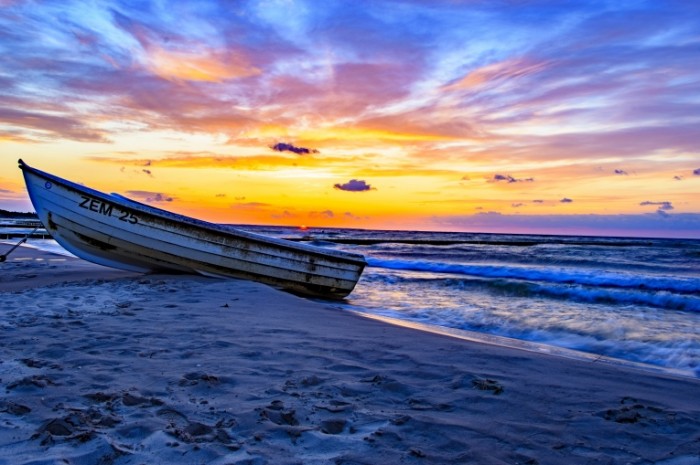 Lodka na beregu zakat more Boat on the shore sunset sea 5981  3987 700x465 Лодка на берегу, закат, море   Boat on the shore, sunset, sea