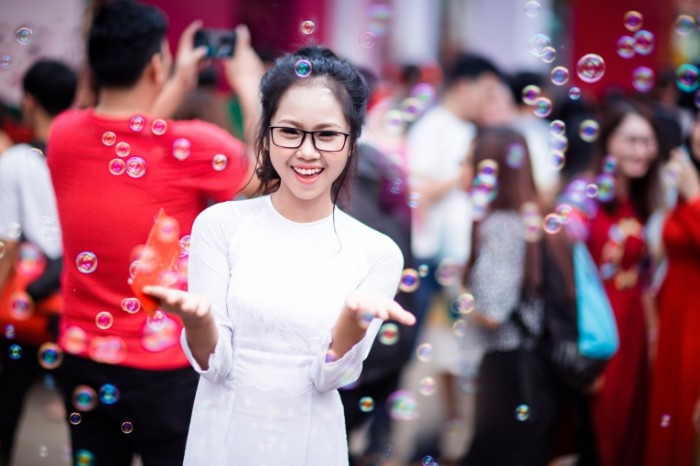 Myilnyie puzyiri devushka aziatka Soap bubbles girl asian 5760  3840 700x466 Мыльные пузыри, девушка, азиатка   Soap bubbles, girl, asian