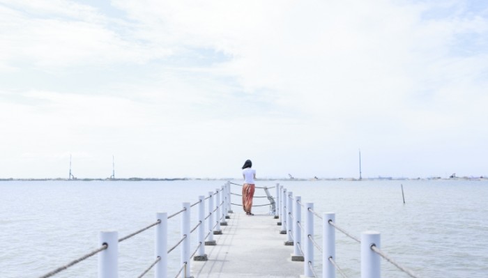 Pirs pristan devushka Pier pier girl 5460  3124 700x399 Пирс, пристань, девушка   Pier, pier, girl