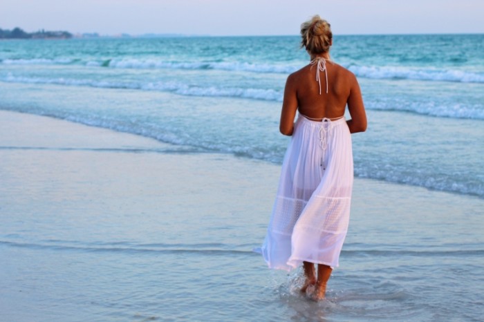 Poberezhe plyazh devushka idet po beregu Coast beach girl walking along the shore 5184  3456 700x466 Побережье, пляж, девушка идет по берегу   Coast, beach, girl walking along the shore