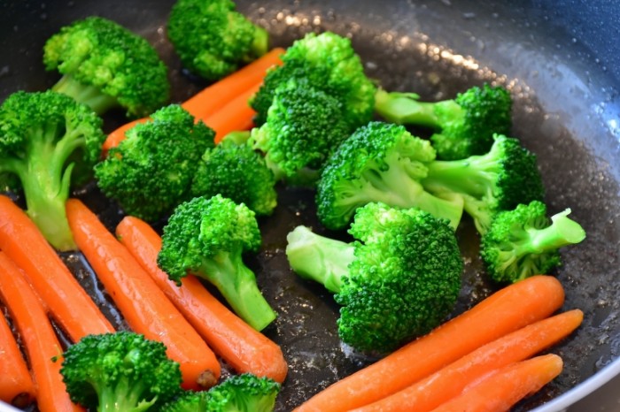 Brokkoli morkov ovoshhi na skovorodke Broccoli carrots vegetables in a frying pan 6000  4000 700x466 Брокколи, морковь, овощи на сковородке   Broccoli, carrots, vegetables in a frying pan