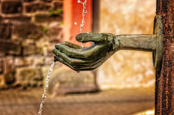 Fontan skulptura ruki Fountain sculpture hands 5832  3888 700x466 Фонтан, скульптура, руки   Fountain, sculpture, hands