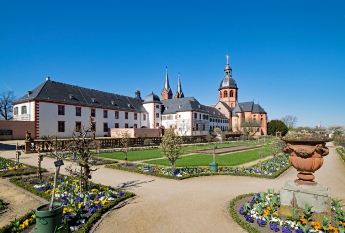 Germaniya monastyir Zeligenshtadt Germany the monastery of Seligenstadt 6056  4085 700x472 Германия, монастырь Зелигенштадт   Germany, the monastery of Seligenstadt