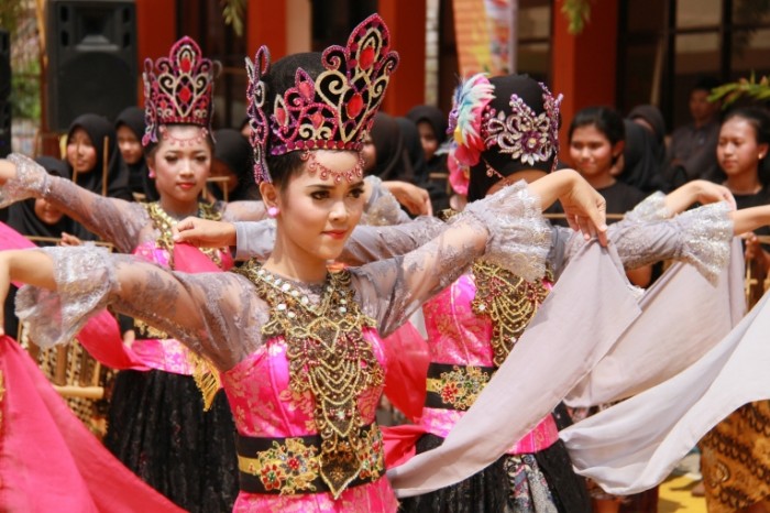 Prazdnik indoneziya narodnyie kostyumyi tayland Holiday indonesia folk costumes Thailand 5184  3456 700x466 Праздник, индонезия, народные костюмы тайланд   Holiday, indonesia, folk costumes, Thailand