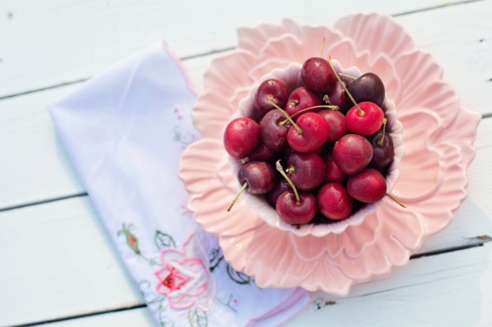 Vishnya v krasivoy vaze zavtrak na dache Cherry in a beautiful vase breakfast at the cottage 5049  3366 700x466 Вишня в красивой вазе, завтрак на даче   Cherry in a beautiful vase, breakfast at the cottage