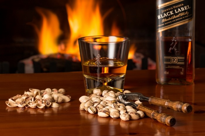 Viski oreshki kamin shotlandskoe viski Whiskey nuts fireplace Scotch whiskey 5472  3648 700x466 Виски, орешки, камин, шотландское виски   Whiskey, nuts, fireplace, Scotch whiskey