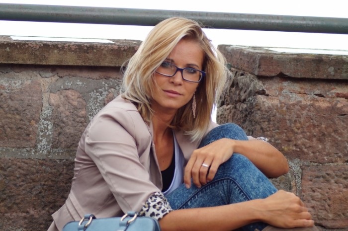 Блондинка, городской стиль, девушка в очках - Blonde, urban style, girl in glasses