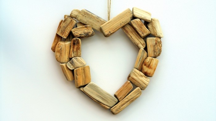 Derevyannoe ukrashenie dlya doma serdtse Wooden decoration for home heart 6000  3376 700x393 Деревянное украшение для дома, сердце   Wooden decoration for home, heart