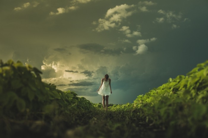 Devushka v plate pole pered grozoy Girl in a dress field before a thunderstorm 5760  3840 700x466 Девушка в платье, поле, перед грозой   Girl in a dress, field, before a thunderstorm