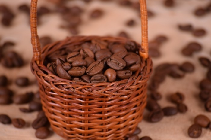 Kofeynyie zerna kofe korzinka Coffee beans coffee basket 6000  4000 700x466 Кофейные зерна, кофе, корзинка   Coffee beans, coffee, basket