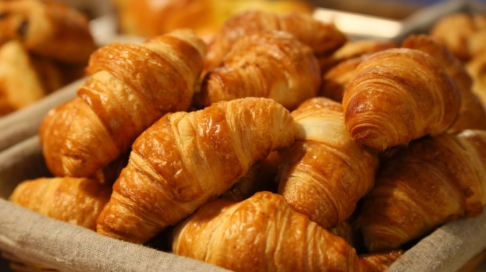 Kruassan frantsuzskiy zavtrak vyipechka Croissant french breakfast pastry 5472  3072 700x392 Круассан, французский завтрак, выпечка   Croissant, french breakfast, pastry