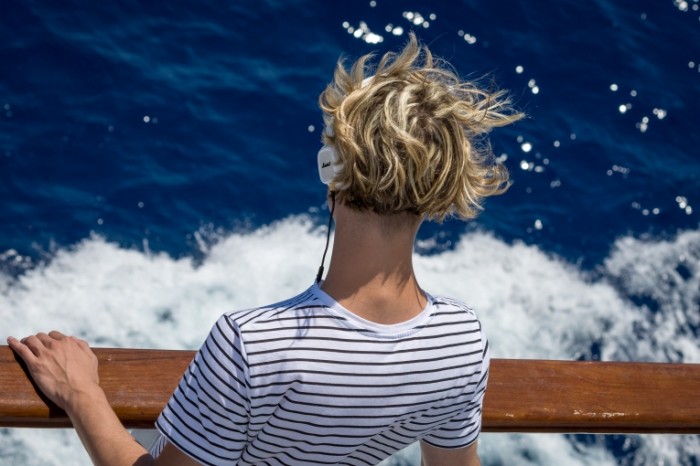  Человек в наушниках на палубе корабля, матрос   Man in headphones on deck of ship, sailor