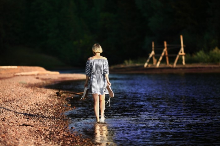 Devushka idet po kromke vodyi plyazh bosikom po vode girl walks along the edge of the water a beach 5616  3744 700x466 Девушка идет по кромке воды, пляж, босиком по воде   girl walks along the edge of the water, a beach