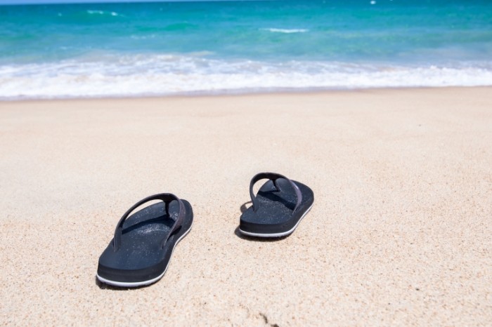 Plyazhnyie tapochki shlepantsyi pesok okean plyazh Beach slippers slippers sand ocean beach 5808  3872 700x466 Пляжные тапочки, шлепанцы, песок, океан, пляж   Beach slippers, slippers, sand, ocean, beach